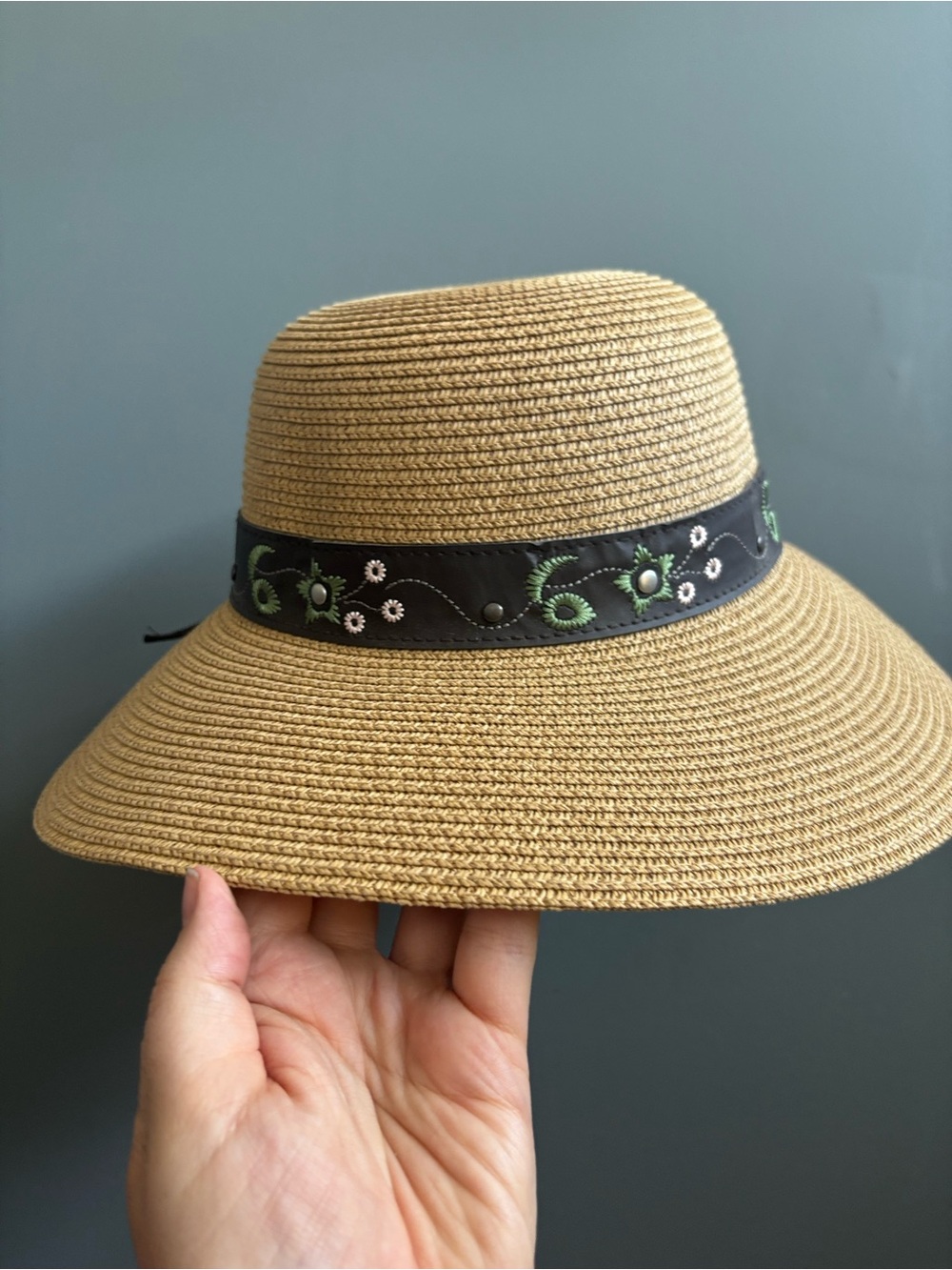 Women’s straw hat with leather band